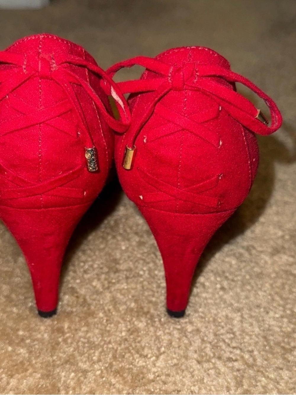 Kelly & Katie Red Pointed-Toe Bow-Back Heels - Picture 5 of 6